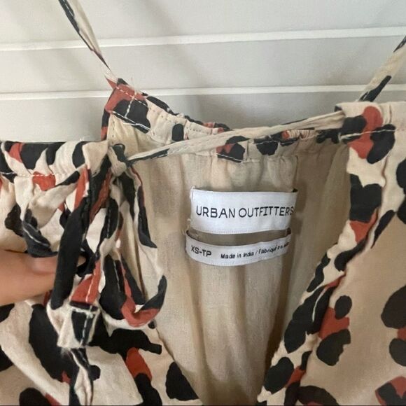 𝅺URBAN Outfitter’s Leopard Romper - Picture 5 of 6